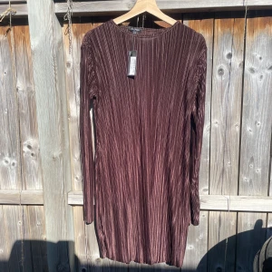 Brun klänning - Helt ny och oanvänd Strl 40 men lös passform 