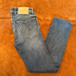 Jacob cohen - Jacob Cohen i str 29 sitter som 30  Passar 170-180