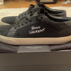 Saint Laurent skor - Tja! Säljer dessa skygga saint Laurent skor i storlek 42.  De är inga defekter på utsidan men sulan är lite trasig fast påverkar inte skons effekt och de syns inte .  Säljer dessa pågrund av att jag inte använder de längre  Byten funkar också 