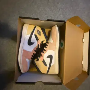 Säljer mina Jordan 1 som jag köpte i sommras. Skorna har en unik design och de är använda endast 4/5  gånger och säljer pga att de inte passar min stil. Nypris cirka 1700 kr mitt pris 720kr! Original box följer med, köpta i Nike butik. 