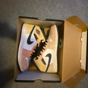 Säljer JORDAN 1        skick 10/10 - Säljer mina Jordan 1 som jag köpte i sommras. Skorna har en unik design och de är använda endast 4-5  gånger och säljer pga att de inte passar min stil. Nypris cirka 1700 kr mitt pris 450kr! Original box följer med, köpta i Nike butik. 