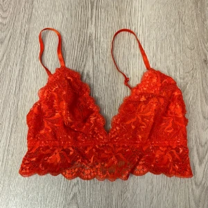 Röd bralette - Söt bh/bralette! Ingen lapp kvar men tror den är S kanske en XS ❤️ köp via köp nu!