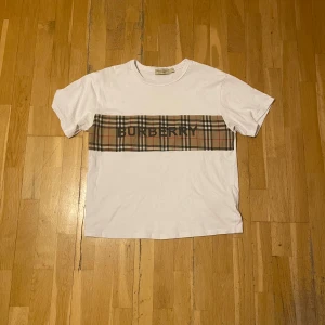 Burberry T-shirt  - Helt oanvändbar är i mycket bra skick är i storlek M