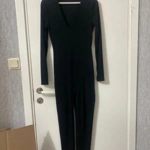 En body från Shein - En body från Shein i Svart, den är urringad och ribbad, skön och visar former. Använt 2-3 gånger.