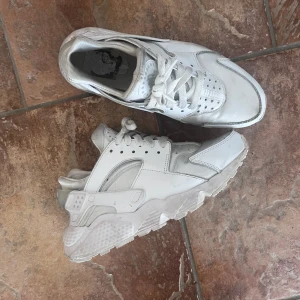 Nike Huarache - Kan behöva en tvätt, mindre slitage (se bilder) St 37🤍