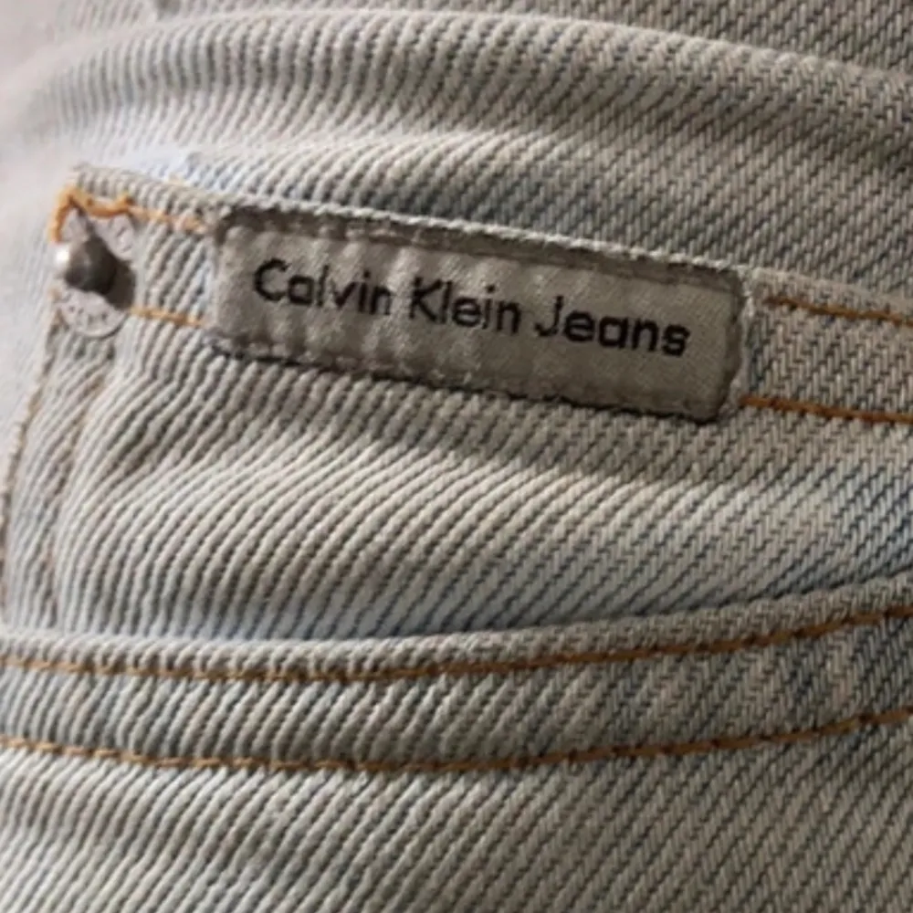 Super snygga Calvin Klein jeans som är low waist och har bara andvänt ca 4 gånger och är fortfarande i super snyggt skick💞💞💞. Jeans & Byxor.