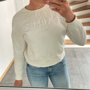 Vit tröja - Fint skick. På tröjan står det ”fearless soul”