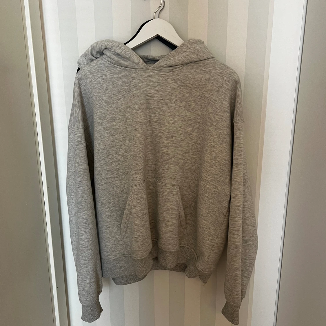 Grå hoodie 