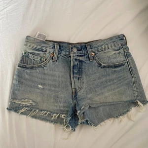 Levis shorts  - Superfina Levis shorts i väldigt fint skick w27 men passar XS/S ❤️ pris kan diskuteras vid snabb affär 