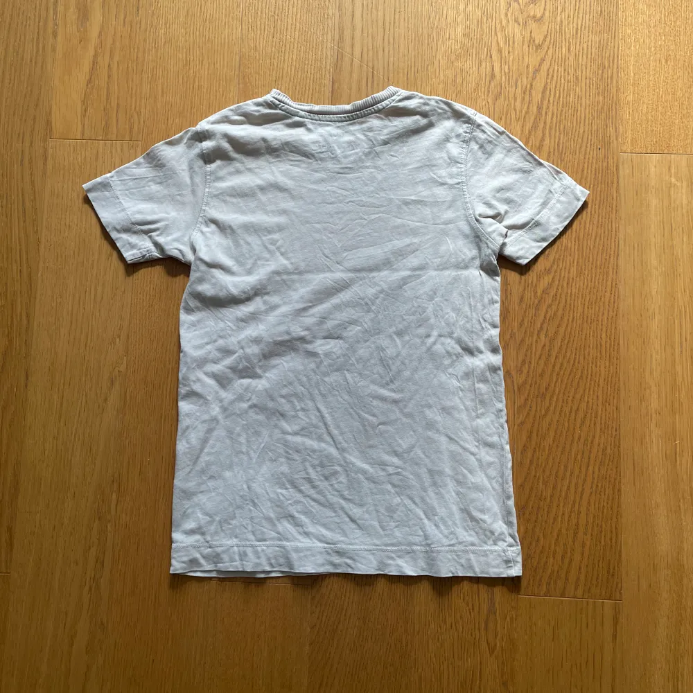 Jack & Jones t-shirt, Storlek 9-10 år/140, beige, skick 10/10 (pris kan diskuteras). T-shirts.