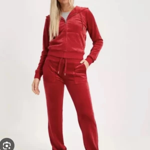 Rött juicy sett  - Säjer detta sett då det inte kommer till användning  Kan gå ner i pris vid snabba affärer 