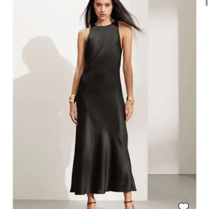 Satinklänning  - Säljer min superfina och jättepopulära klänning från and other stories. Aldrig använd. Helt ny!! 