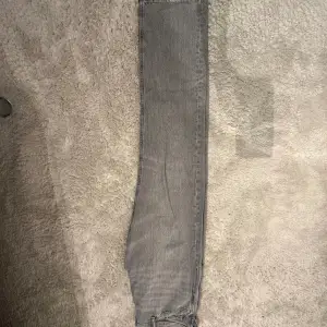 Säljer dessa gråa Jack and Jones jeans i mycket bra skick. Andvända ett fåtal gånger och inte defekter.