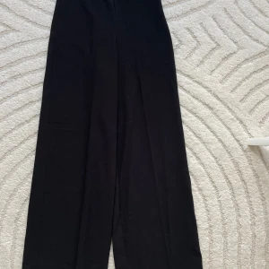 Svarta kostymbyxor - Flowiga kostymbyxor med pressveck
