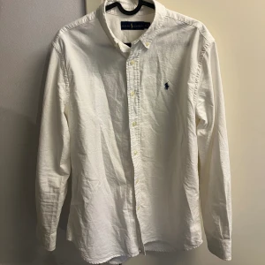 Ralph lauren skjorta  - Säljer min Ralph lauren skjorta i storlek S. Den har inga defekter, den är sparsamt använd. Passar bra till alla årstider. Skriv ifall ni har några frågor så är det bara att dma. Först till kvarn😊
