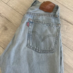 Levi’s jeandbyxor  - Säljer ett par ljusblåa Levi’s byxor i modellen 501 superfin skick ❤️ 