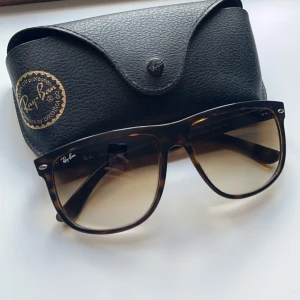 Rayban Boyfriend - Säljer ett par ruskigt feta Rayban Boyfriend i den mest efterfrågade modellen. De är dessutom i riktigt bra skick. Kan skicka eller mötas upp i Stockholm innerstad //Lukas