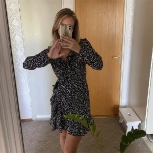 Blommig klänning - Blommig mörkblå klänning från Only, strlk 36 i superfint skick!💗 200kr + frakt