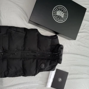 Canada goose black label - Haft västen i cirka 1 år och knappast använt den pga vädret då jag bara har använt min vinterjacka. Kvitto/boxen finns fortfarande kvar. Köpare står för frakt.