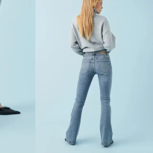 Lågmidjade jeans  - Säljer de här jeansen som jag köpte för någon vecka sen, säljes pga att de inte kommer till användning. Använda 4-5 ggr, som nya! Nypris: 499:-