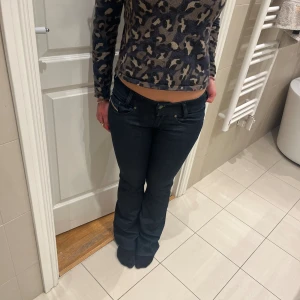 Lågmidjade bootcut dieseljeans  - Lågmidjade bootcut jeans från diesel. Är i en mörkblå tvätt. Modellen är 170 och vanligtvis S. 600+frakt🩵🩵🩵