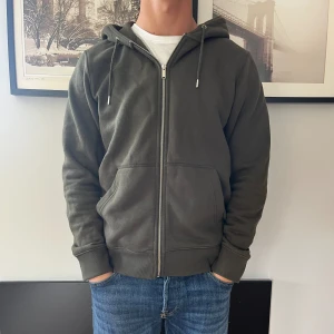 Jack & Jones hoodie - Säljer grön Jack & Jones hoodie då den inte kommer till användning, ny skick. Storlek: M, normal i storleken. 🍾 Hör av er vid frågor eller funderingar. 