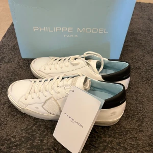 Philippe Model  - Säljer ett par helt nya Philippe Model i storlek 41. Skorna är i 10/10 skick aldrig använda eller testade. Box och tagg medföljer vid köp. Nypris: 3200 Mitt pris: 2599. Priset kan även diskuteras vid snabbaffär. Först till kvarn som gäller!