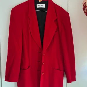 Jacka/kavaj - Kavaj/jacka från rosner.  Storlek 38 Material: 45% ull 25% kashmir  20% polyamid Knappt använd, inlämnad på kemtvätt och har ej använts efter det