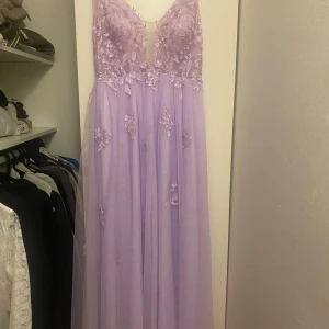 Lila balklänning  - Världens finaste balklänning som endast är använd 1 gång är hur nöjd som helst med den och hoppas den ska kunna förgylla någon annans dag som den förgyllde min!💜 Sitter som en L/XL bild på lappen finns sist med mått💜