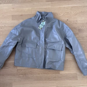Bickerjacket🏎️ - Ljusgrå bikerjaket som är en aning boxig och croppad, helt oanvänd men lapp kvar😇🩶