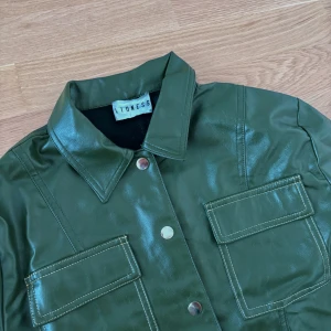 Grön biker-jacket - En härligt grön biker-jacket med kontrastsöm samt som är lätt croppad💚🦎 knappt aldrig använd 