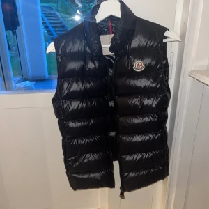 Moncler väst  - Säljer min moncler väst. Storlek 1 vilket motsvarar S. Är i jättebra skick!💞💞Äkta!