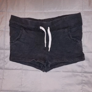 Shorts  - Svarta shorts från H&M i stl XS