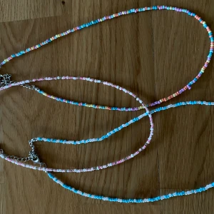 Färgglada smycken - Halsband & armband Färgglada  Oanvänt  Frakten ingår i priset 