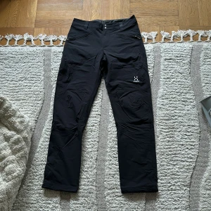 Haglöfs Byxor - Säljer ett par Haglöfs byxor i strl M, använda ett fåtal gånger 