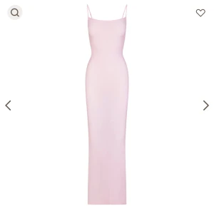 Skims klänning - Klänning från skims i den finaste färgen med lappar och allt kvar. Fel storlek men hann inte returneras ❤️