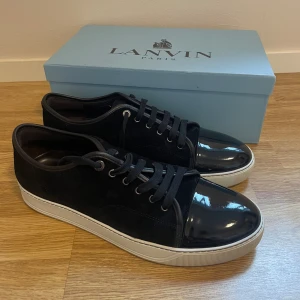 Lanvins -  Tjena!  Nu säljer vi dessa populära Lanvin cap toe skrona. Storlek UK: 13. EU: 48. Skorna är näst in till nyskick och allt OG tillkommer, Retail ≈ 4 500, vårat pris endast 2599 🤩. Har ni ytterligare frågor är det bara att skriva 😊