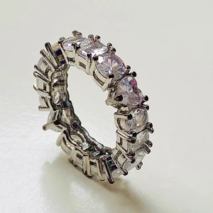 Ring  - Vacker ring med rhinestones i gott skick  Ca 18 mm   Okänt material 