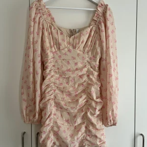 Sommarklänning ifrån Nelly  - Fin sommarklänning beställd för ca 1år sedan dom aldrig kommit till användning för min del. Lapp finns kvar på. Köpt för 399 kr. 