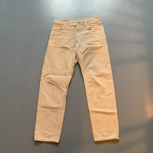 Weekday jeans - Beigea jeans från weekday med ett litet streck bläck