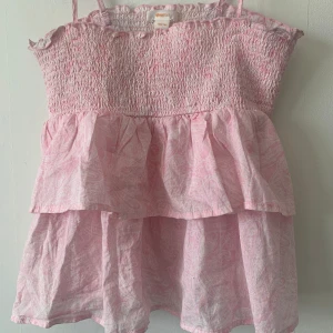 Säljer en sommarblus i storlek 158/164(xs) - Sommarblus som är använd en gång och är i bra skick.