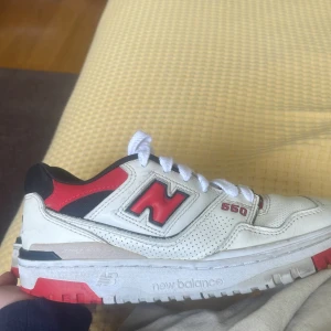 New Balance 550 Sea Salt True Red - New balance 550 i gott skick använda 3 gånger ish. Säljer då dom är för små. Låda och nya skosnören följer med!! Priset kan gå ner vid snabb affär!! diskuteras i chatten!😃fler bilder kan skickas!  MVH Ludvig.