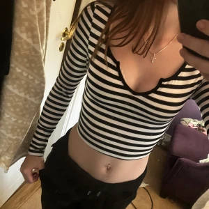 Söt randig tröja - Super fin randig magtröja som tyvärr är lite liten och inte kommer till användning. Använd fåtal gånger så i nyskick. Perfekt nu till sommaren🤍