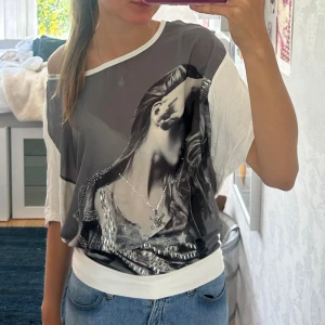 Topp med tryck  - Topp med tryck och paljetter. Genomskinlig på framsidan och vit på baksidan 💗💗