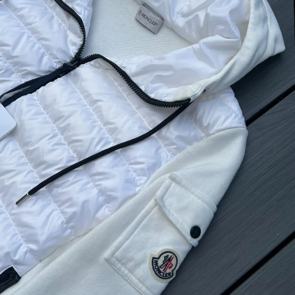 Moncler cardigan i storlek s/dam , skick 9/10 sjukt eftertraktad färg som är svår qtt få tag på, tags och påse medföljer vid köp, bara att höra av er privat vid funderingar . Jackor.