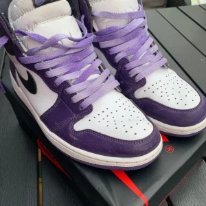 Jordan 1 court purple high 2.0 - Jordan 1 court purple high 2.0 strl 43 eu, köpta dec 2021. I använt skick. Finns inga orginalsnören. Köpta från flight club 100% äkta. Kvitto finns.