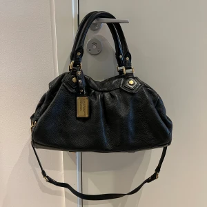 Marc Jacobs väska  - Marc Jacobs väska i fint skick❤️ Väskan är intill nästan helt ny, finns alltså ingen större defekter men skicka gärna fler bilder vid önskan 🫶🏻Fraktas spårbar eller mötas upp i centrala Stockholm 