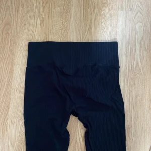 Ribbade svarta thights  - Svarta ribbade thights från Bik bok i färgen svart, inga defekter💕 Passar S-M