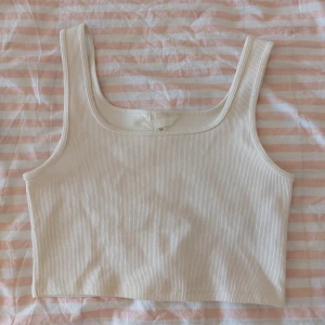 Vitt kort linne  - Vitt kort linne från H&M i storlek S! Säljer då den aldrig kom till användning :) 
