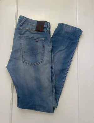 Replay Anbass - Ett par replay jeans i den sjukt populära modellen Anbass! Bra skick! Få även ett par av brillor på köpet🌍🌍🌍